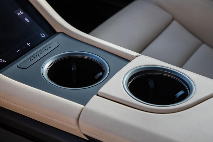 Детали интерьера Porsche Taycan Turbo 2019 года  (NA) (фото 3 из 14)